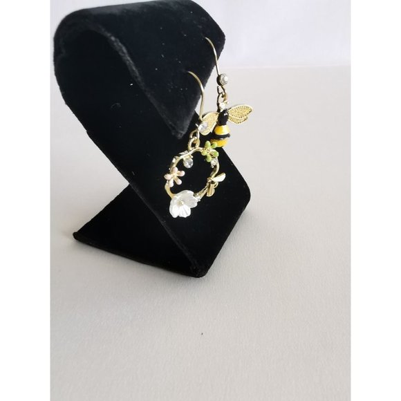 Brand New 14K Gold Plated Flower Wreath and Bee Crystal Earrings - Picture 8 of 10